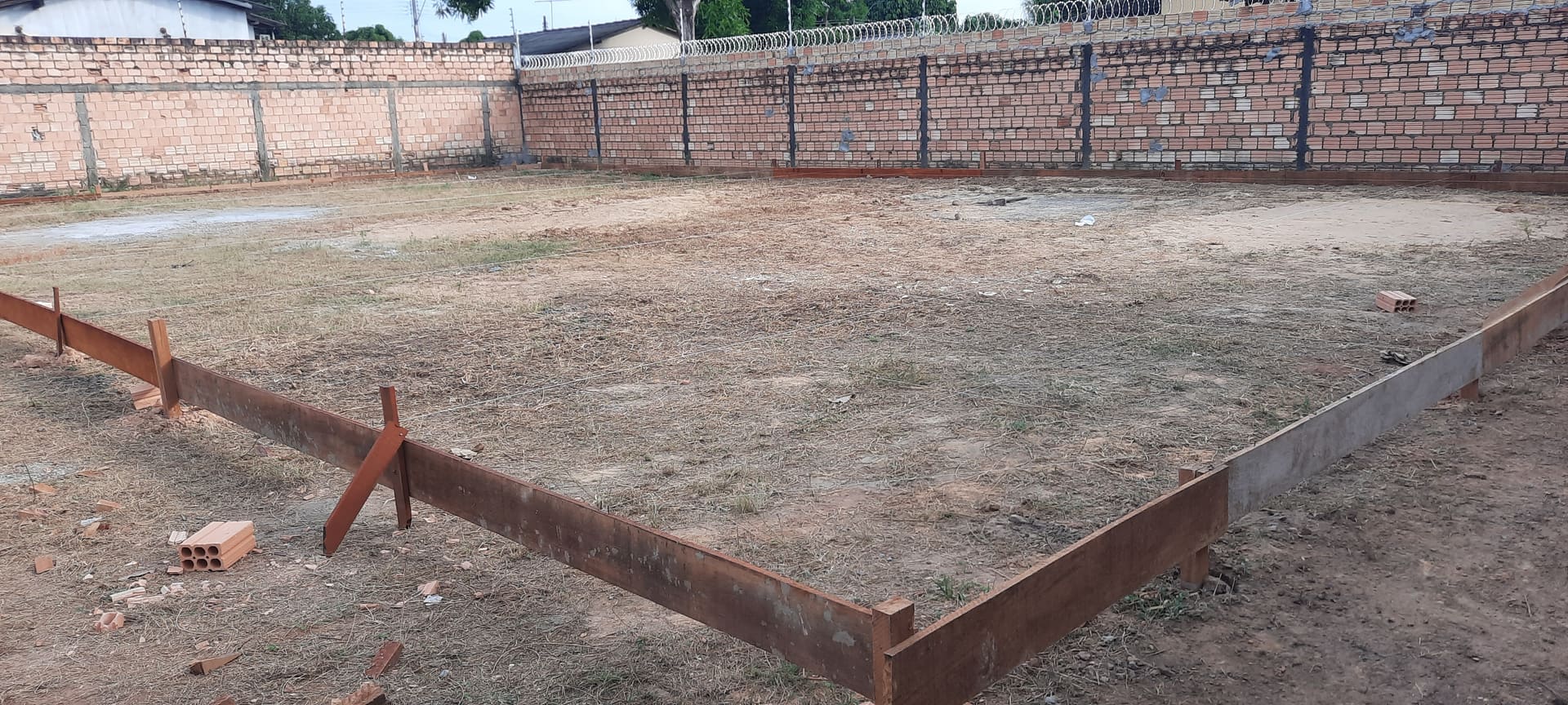Locação e gabarito da fundação da obra residencial no Cauamé