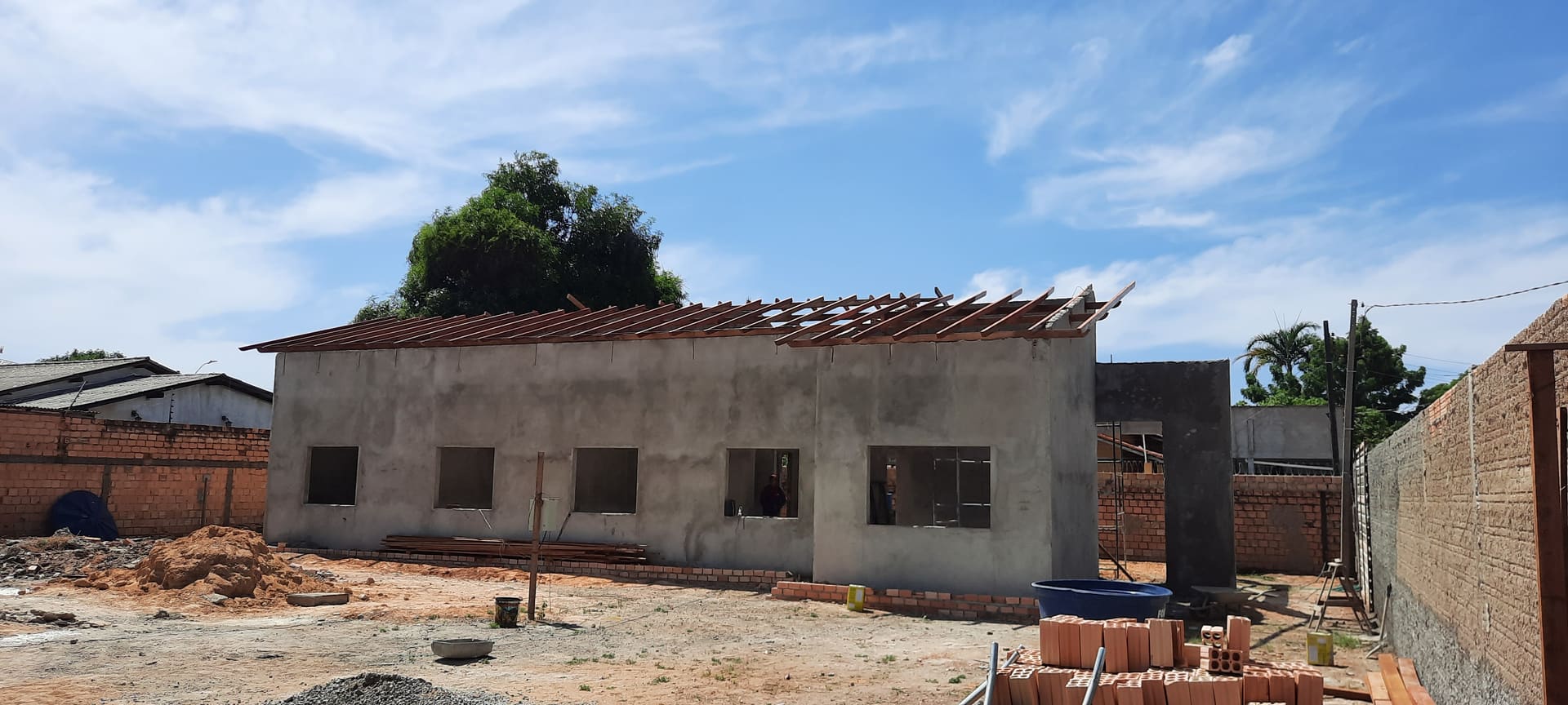 Alvenaria concluída e montagem da estrutura do telhado da residência no Cauamé
